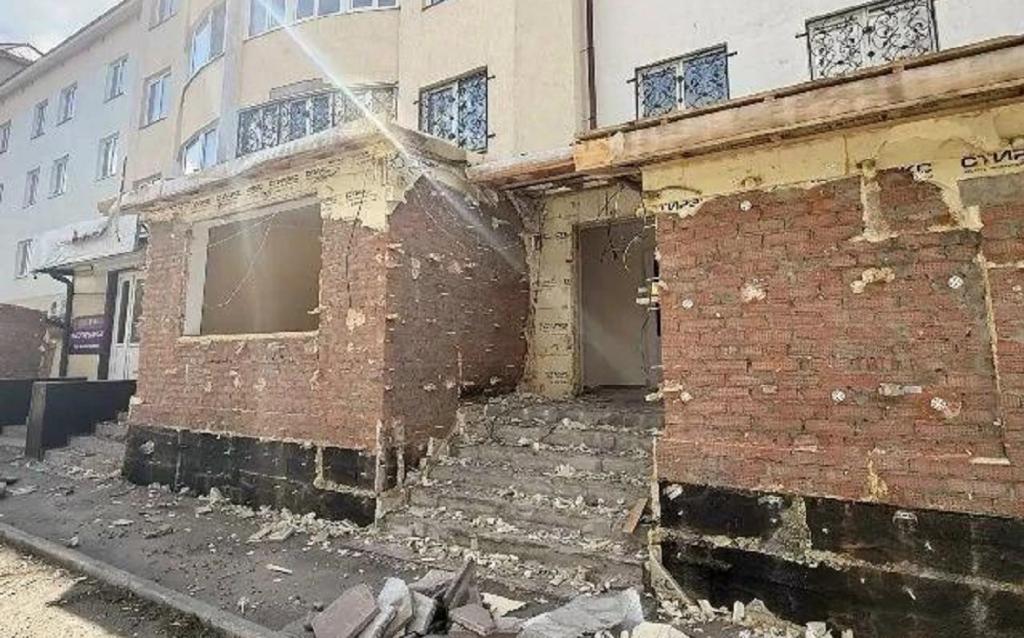 Приставы принудительно демонтировали веранду многоквартирного дома в Белорецке
