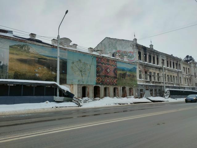 В центре Уфы из-за снега разрушилась пешеходная конструкция