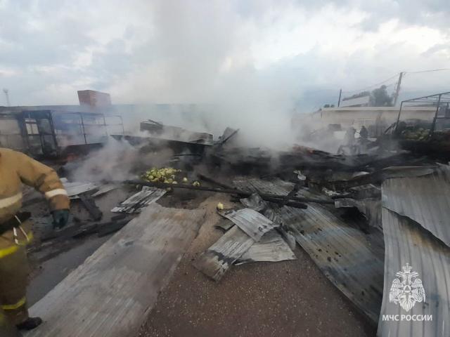 В Башкирии сгорела торговая палатка и грузовик с арбузами