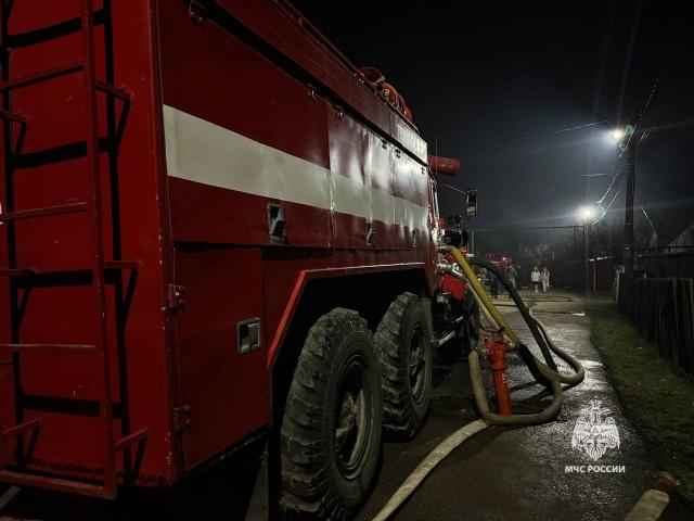 В Уфе более 60 человек тушат два горящих частных дома