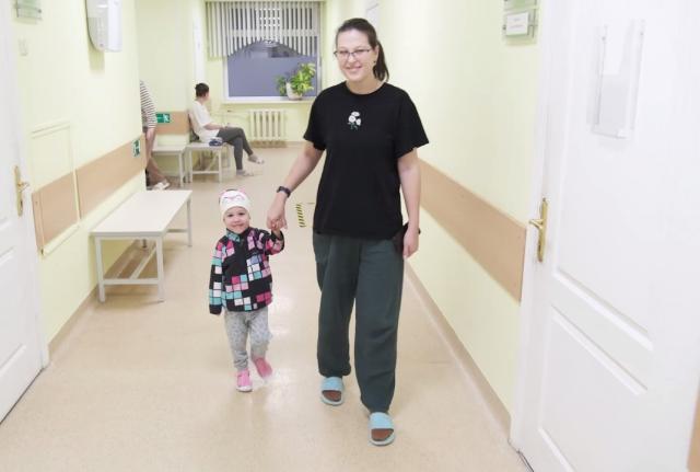 Трехлетняя девочка из Уфы, которую отец выбросил из окна, идет на поправку