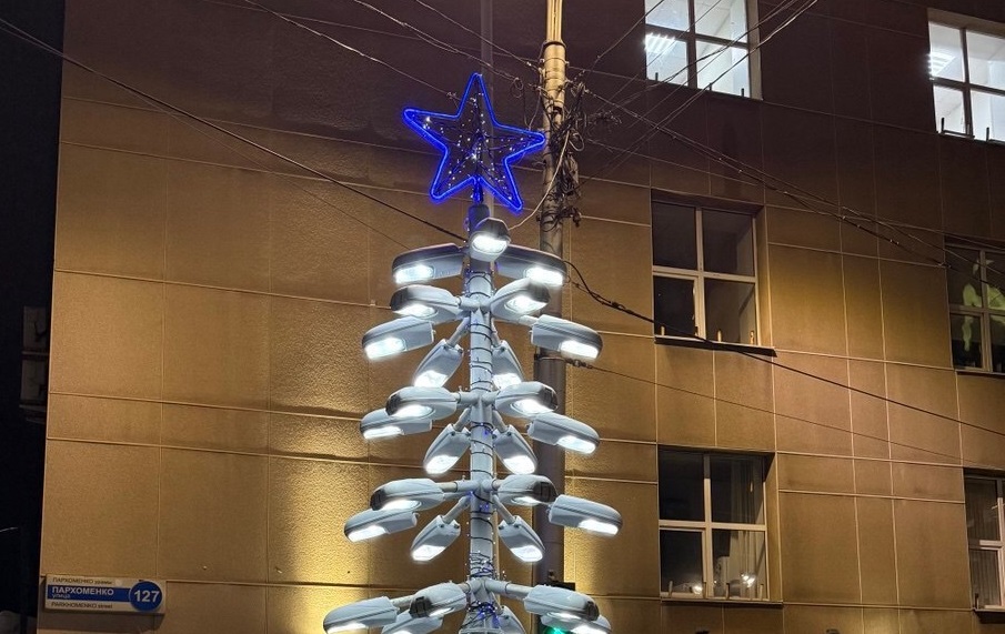 В Уфе появилась необычная елка из списанных уличных светильников