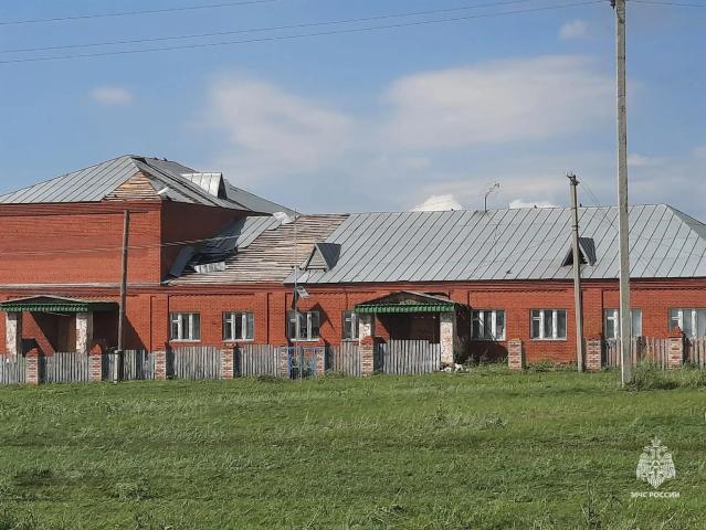 Сильный ветер и град повредили крыши 20 домов, ДК и детсада в Башкирии Сильный ветер и град повредили крыши 20 домов, ДК и детсада в Башкирии