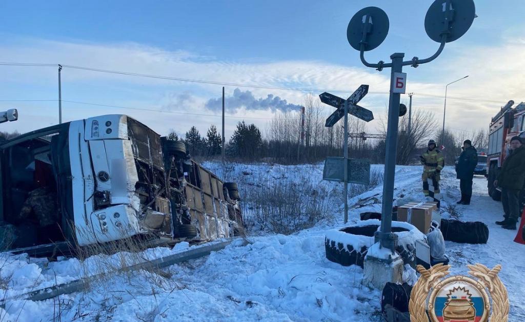 Автобус с вахтовиками опрокинулся перед железнодорожным переездом в Башкирии