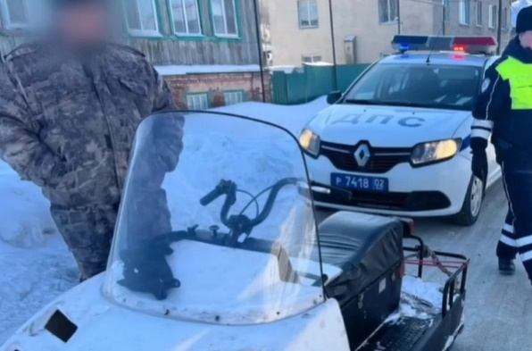 В Башкирии сотрудники ГИБДД задержали пьяного мужчину за рулем снегохода
