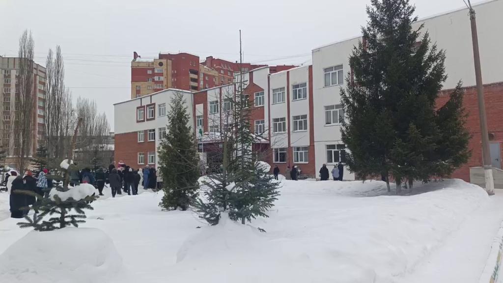 Девятиклассник открыл стрельбу из страйкбольного автомата в гимназии в Уфе