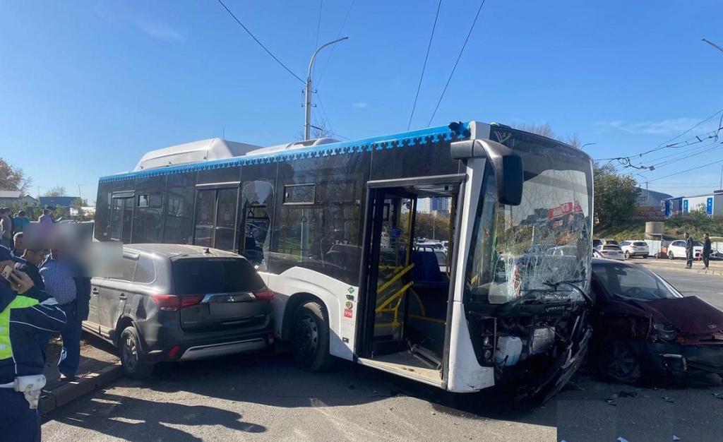 Массовое ДТП с автобусом и 13 машинами произошло в Уфе