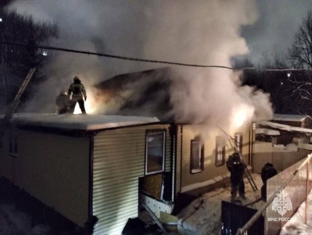 Тело пенсионерки нашли при тушении пожара в доме на двух хозяев в Уфе