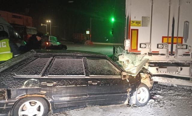 В Башкирии автомобиль столкнулся с припаркованным грузовиком