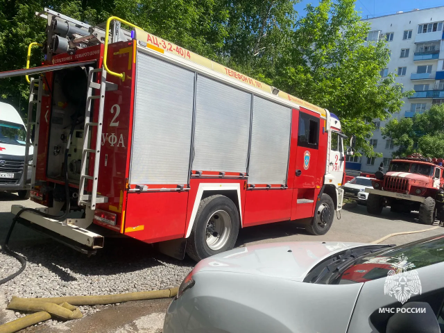 10 человек спасли при пожаре на бульваре Ибрагимова в Уфе