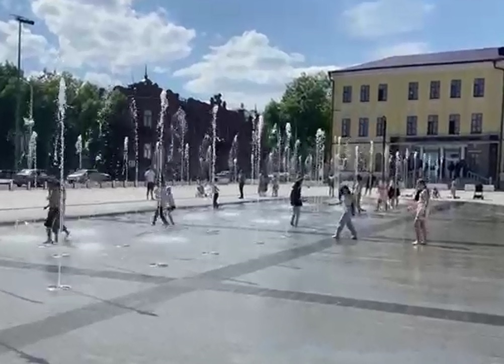 В Уфе дети открыли купальный сезон на Советской площади