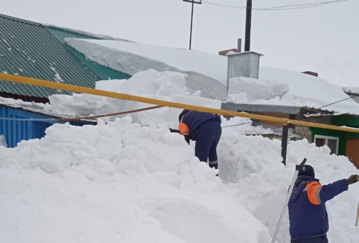 В селе Башкирии снег завалил дверь дома бабушки