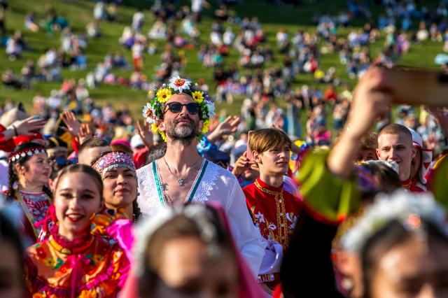 В Уфе самый большой хоровод в национальных костюмах собрал три тысячи человек — фоторепортаж