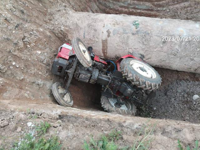 В Башкирии трактор перевернулся и угодил в траншею