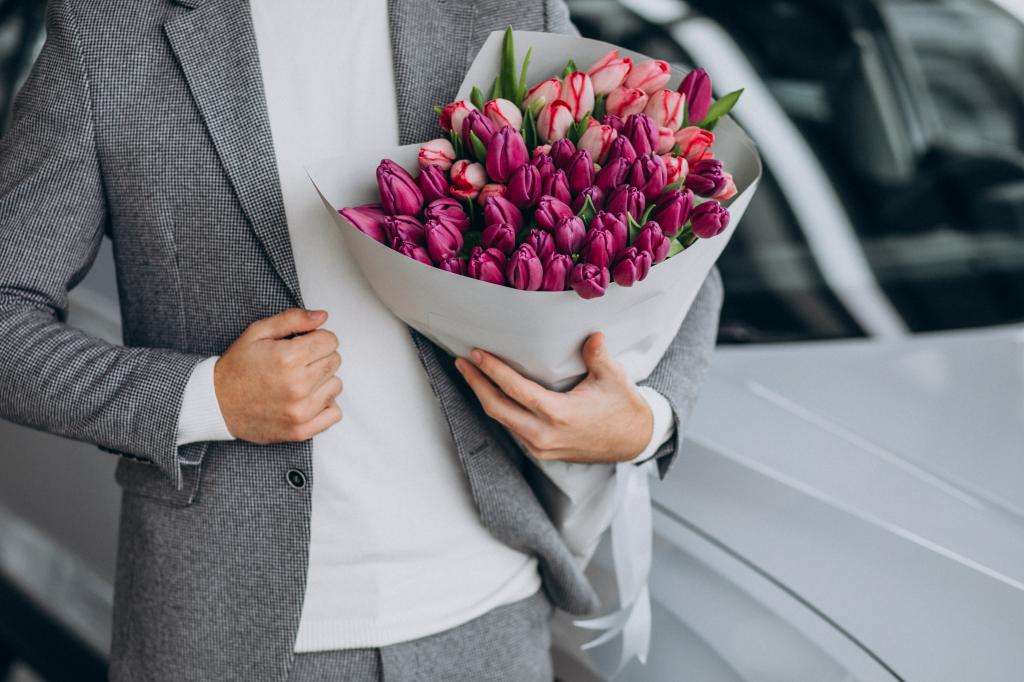 Опрос: 41% уфимцев считает, что дарить цветы мужчине можно