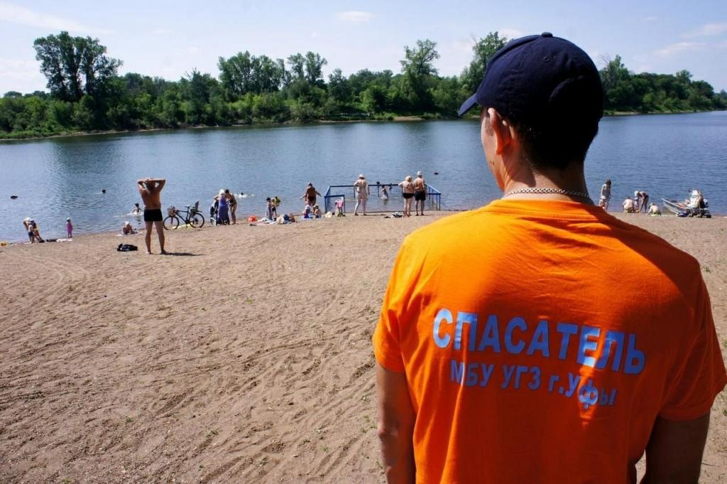 В Уфе спасатели вытащили из воды горе-спортсмена