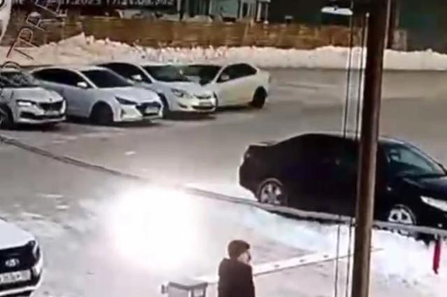 В Башкирии иномарка врезалась в припаркованные автомобили