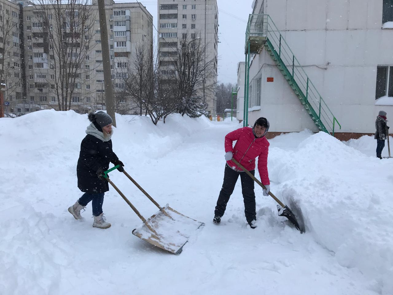 В Уфе на уборку снега вышли преподаватели школ и детских садов