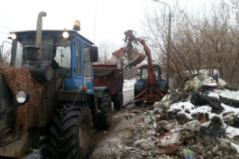 В центре Уфы коммунальщики убрали стихийную свалку