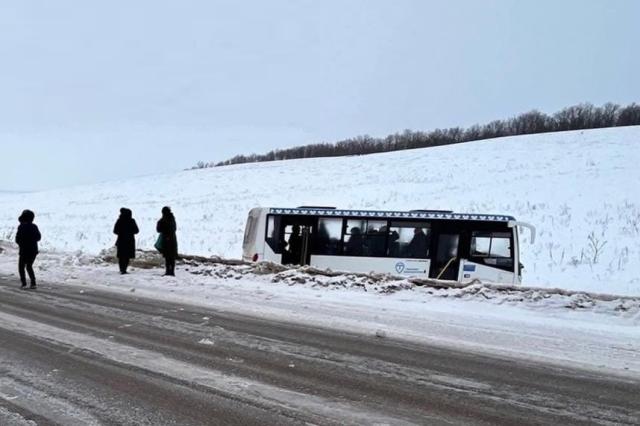 В Башкирии автобус с пассажирами улетел в кювет