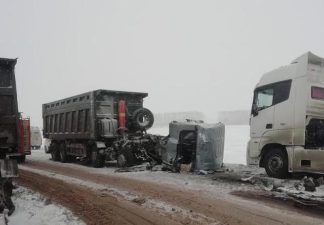 В Башкирии произошла серьезная авария: столкнулись два грузовика