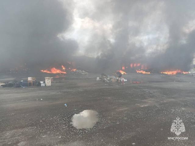 На М-5 в Башкирии горят торговые павильоны и шиномонтаж