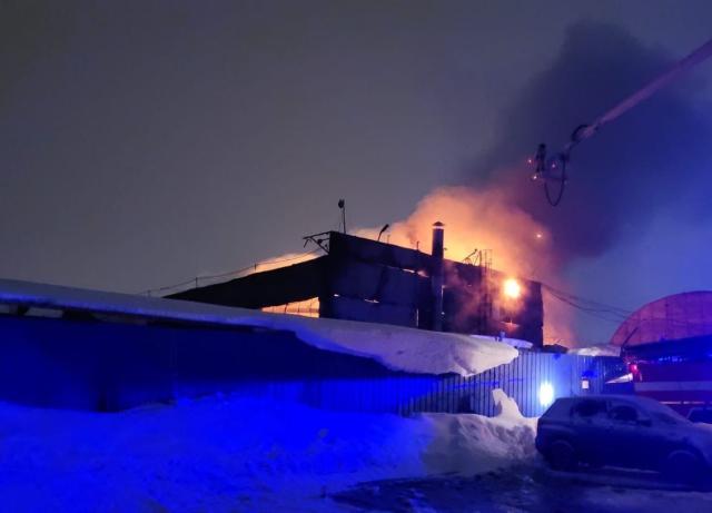 Пожар на складе в Уфе тушили 69 человек — фоторепортаж