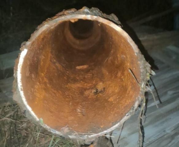 В Башкирии разобрали крышу дома и распилили трубу, внутри которой застрял ребенок 