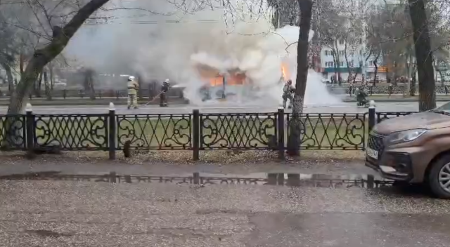 В Башкирии посреди улицы загорелся пассажирский автобус