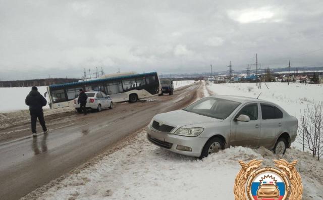 Рейсовый автобус столкнулся с легковушкой под Уфой