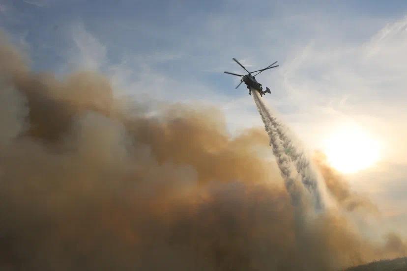 Специалисты Госкомитета по ЧС Башкирии применили пожарный вертолет для проливки конструкции в ТЦ «Меркурий»
