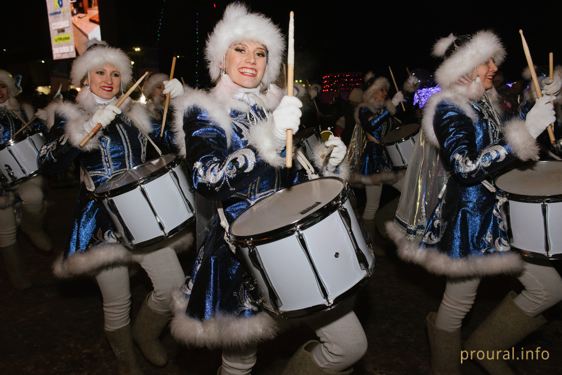 Открытие главной елки Уфы и зрелищный парад Дедов Морозов в фоторепортаже Proural