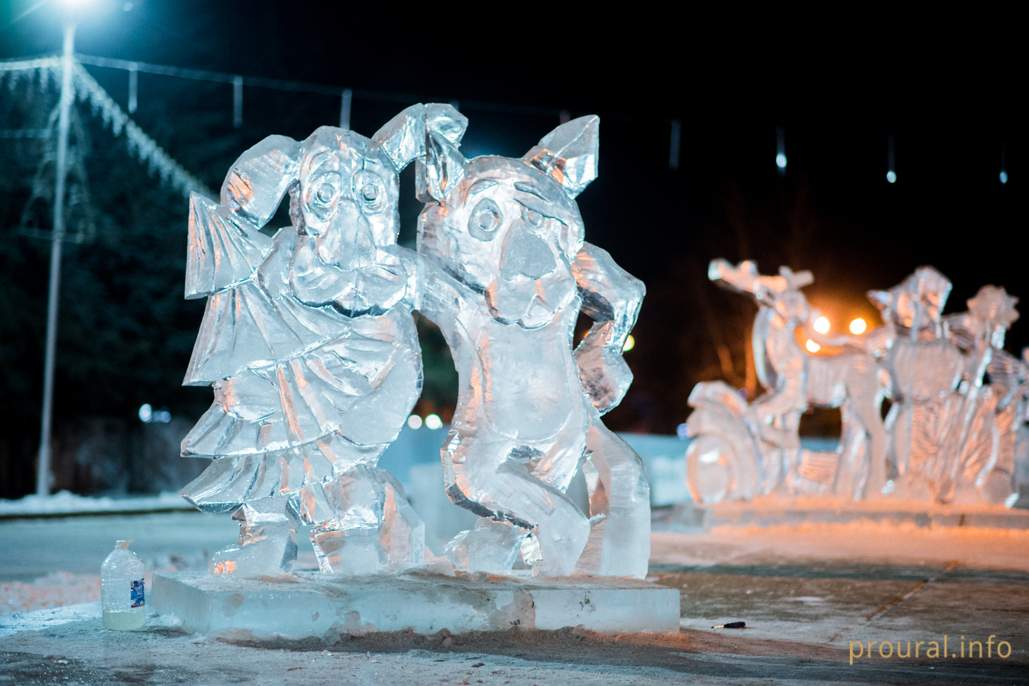 Как создается новогодняя сказка: фоторепортаж с площадок строительства ледовых городков в Уфе