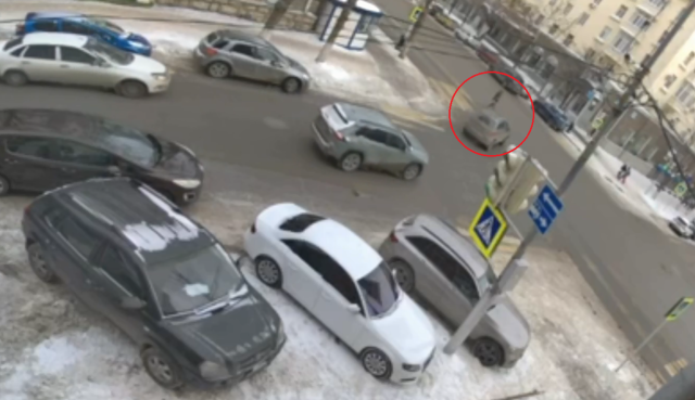 Видео: в центре Уфы мать с маленькой дочкой попали под колеса иномарки