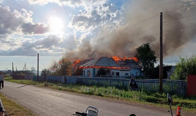 Молния могла стать причиной пожара в многоквартирном доме в Башкирии