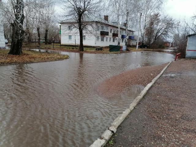 «Вода по дверь автомобиля»: салаватец показал, во что каждую весну и осень превращается его двор