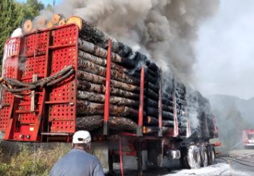 Груженный дровами грузовик сгорел на трассе в Башкирии