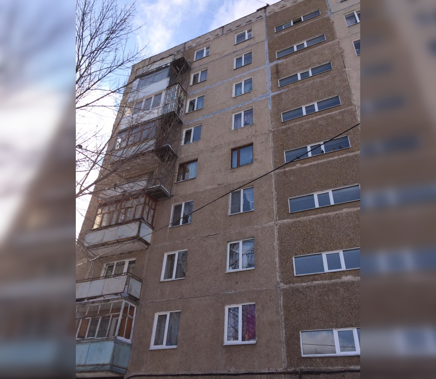 В Уфе на двух школьниц с девятого этажа упала ледяная глыба