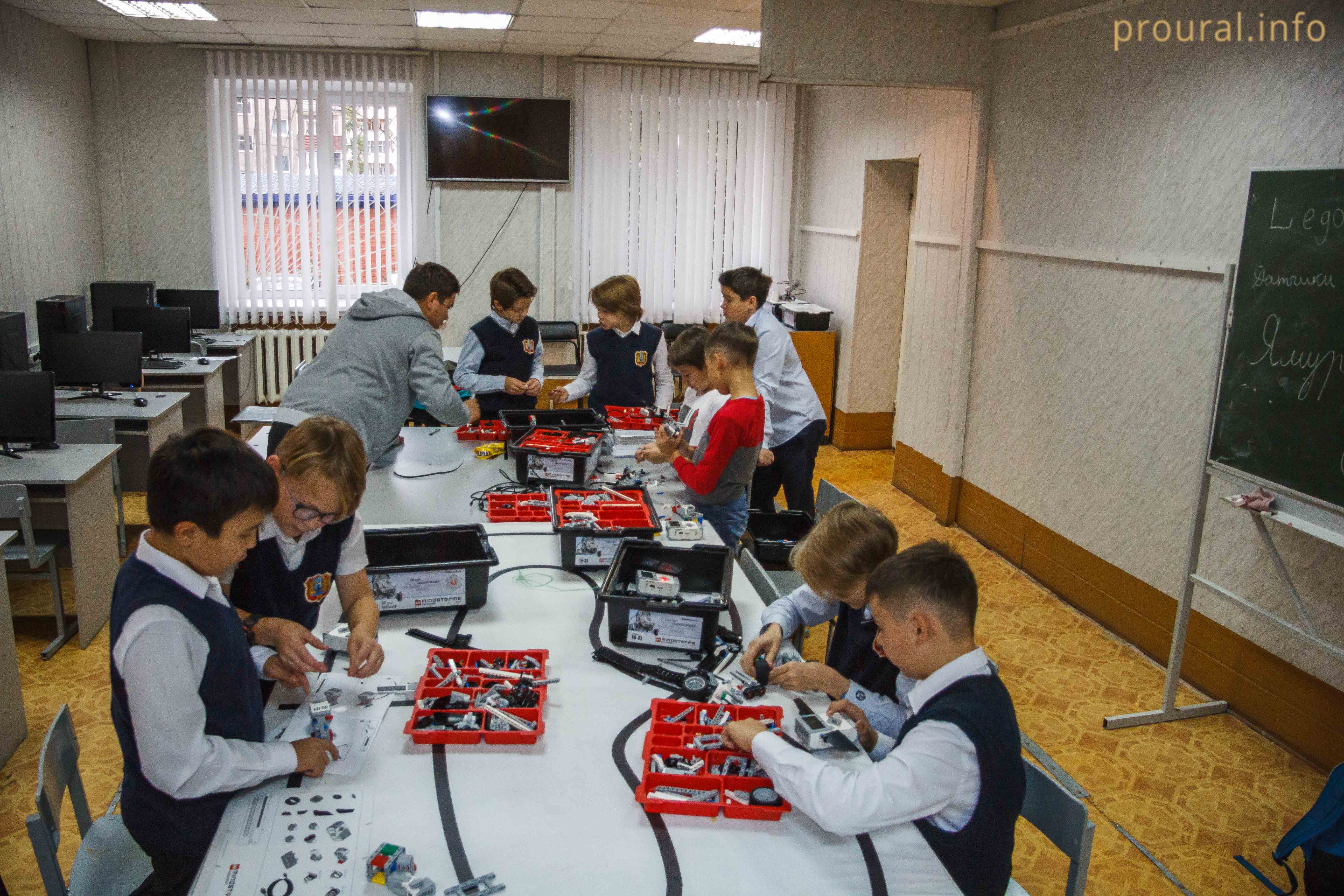 Фоторепортаж из крупнейшего в Уфе  детского центра по конструированию роботов	