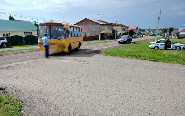 В аварии школьного автобуса с мотоциклом в Башкирии пострадал подросток