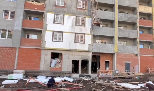 Двое рабочих погибли при падении строительной люльки в Уфе