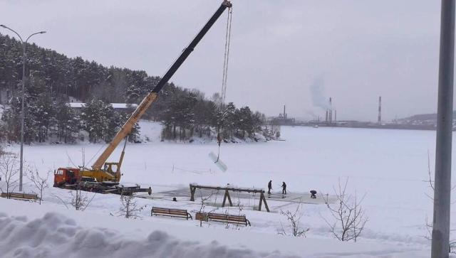 В Белорецке рабочие заготавливают почти 240 кубометров льда для городка