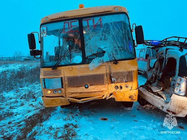 В Башкирии школьный автобус с 10 детьми попал в аварию
