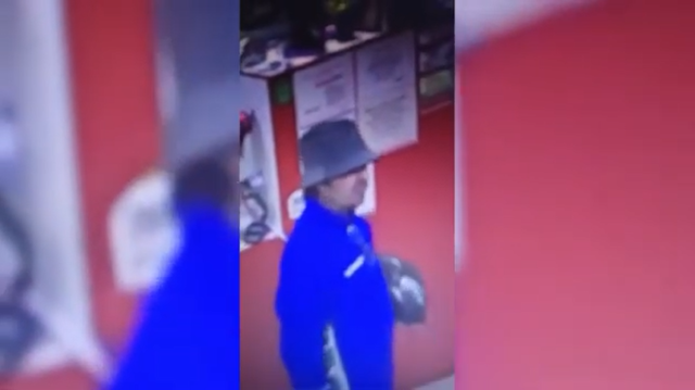 Видео: в Уфе мужчина с ножом ограбил цветочный магазин