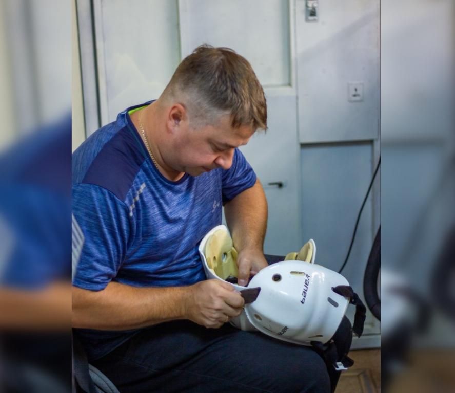 Житель Уфы после 10 лет работы в «Леруа-Мерлен» открыл студию по ремонту хоккейной экипировки