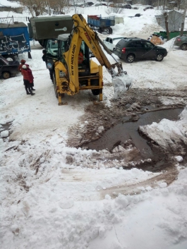 Вода из прорванного трубопровода затопила улицу Вологодскую