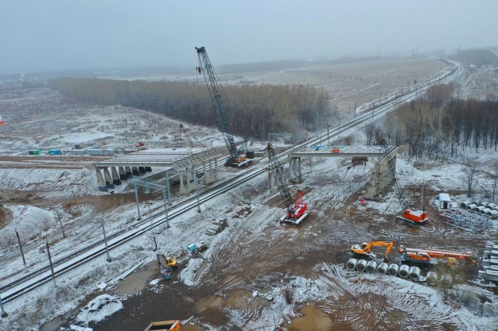 Путепровод через железную дорогу возле Зинино запустят к августу 2023 года