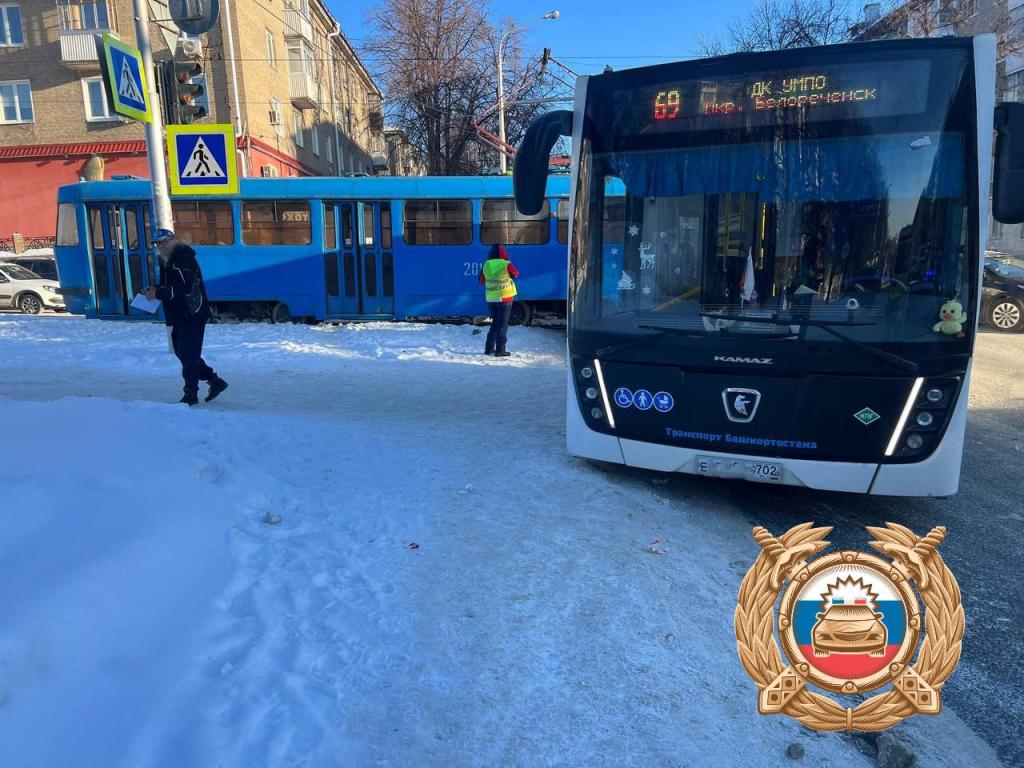В Уфе в ДТП с трамваем и автобусом пострадали несколько человек