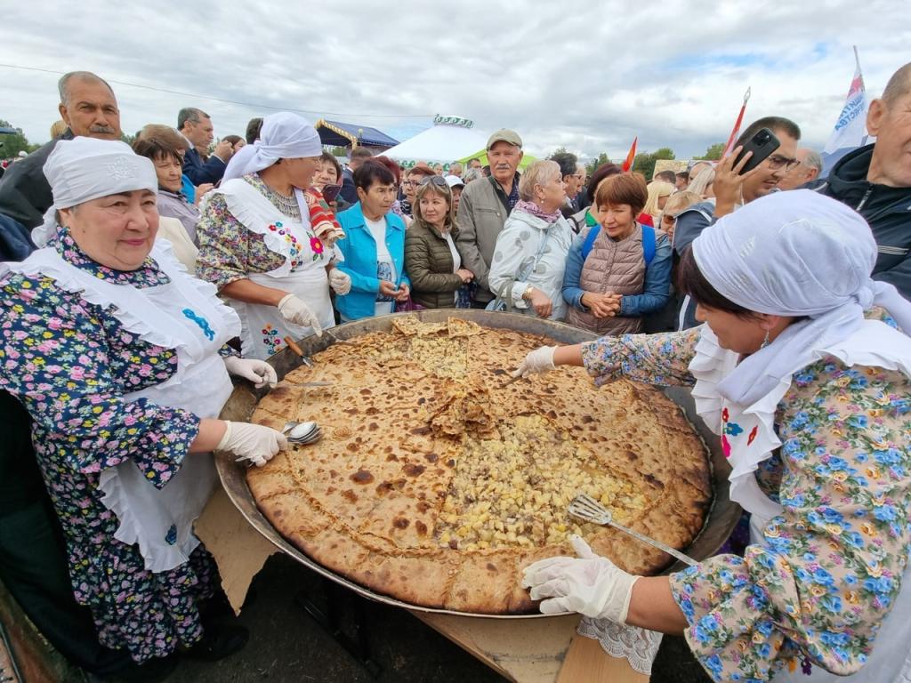 В Башкирии приготовили зур бэлеш весом 140 килограммов
