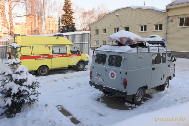 В Башкирии на маленького ребенка с крыши упала снежная глыба